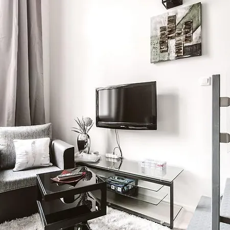 First At Andrassy Apartmán